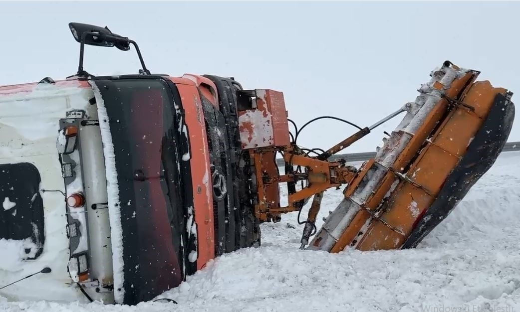KAR KÜREME ARACI KAZA YAPTI. (OLGUN YILDIZ/ARDAHAN-İHA)
