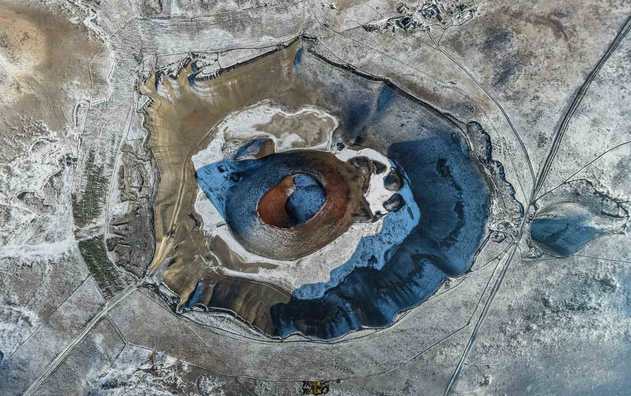 KAR YAĞIŞI, KONYA´NIN KARAPINAR İLÇESİNDE DOĞAYI BEYAZA BÜRÜDÜ. KARLA KAPLANAN MEKE GÖLÜ ORTAYA...