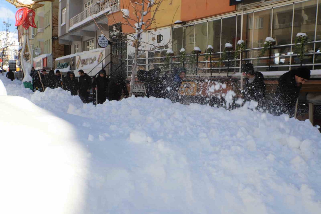 KAR YAĞIŞI VE FIRTINANIN ETKİSİNİ SÜRDÜRDÜĞÜ HAKKARİ’DE, KARLA MÜCADELE ÇALIŞMALARI ARALIKSIZ...