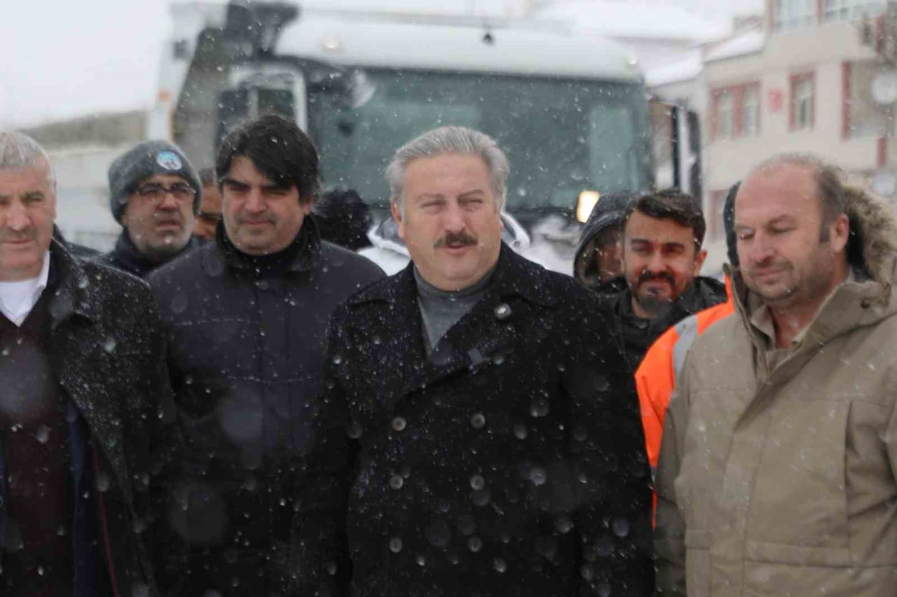 KAR YAĞIŞININ BAŞLAMASIYLA BİRLİKTE İLÇEDE KAR KÜREME, TUZLAMA VE TEMİZLEME ÇALIŞMALARINI...