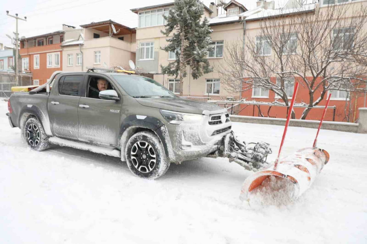 KAR YAĞIŞININ BAŞLAMASIYLA BİRLİKTE İLÇEDE KAR KÜREME, TUZLAMA VE TEMİZLEME ÇALIŞMALARINI...