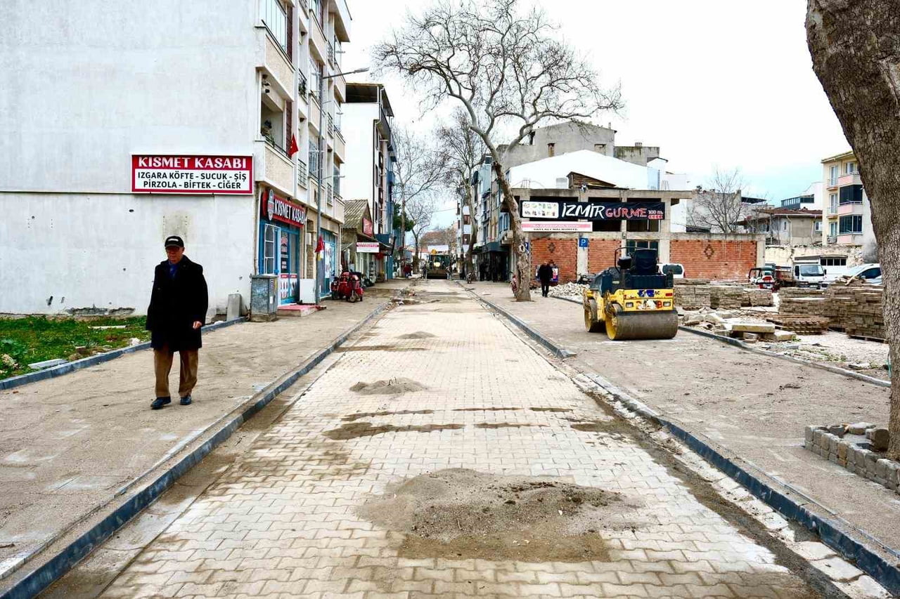KARABİGA BELEDİYESİ, ÇARŞI MERKEZİNDE YÜRÜTTÜĞÜ YOL, KALDIRIM VE ÇEVRE DÜZENLEME ÇALIŞMALARIYLA...