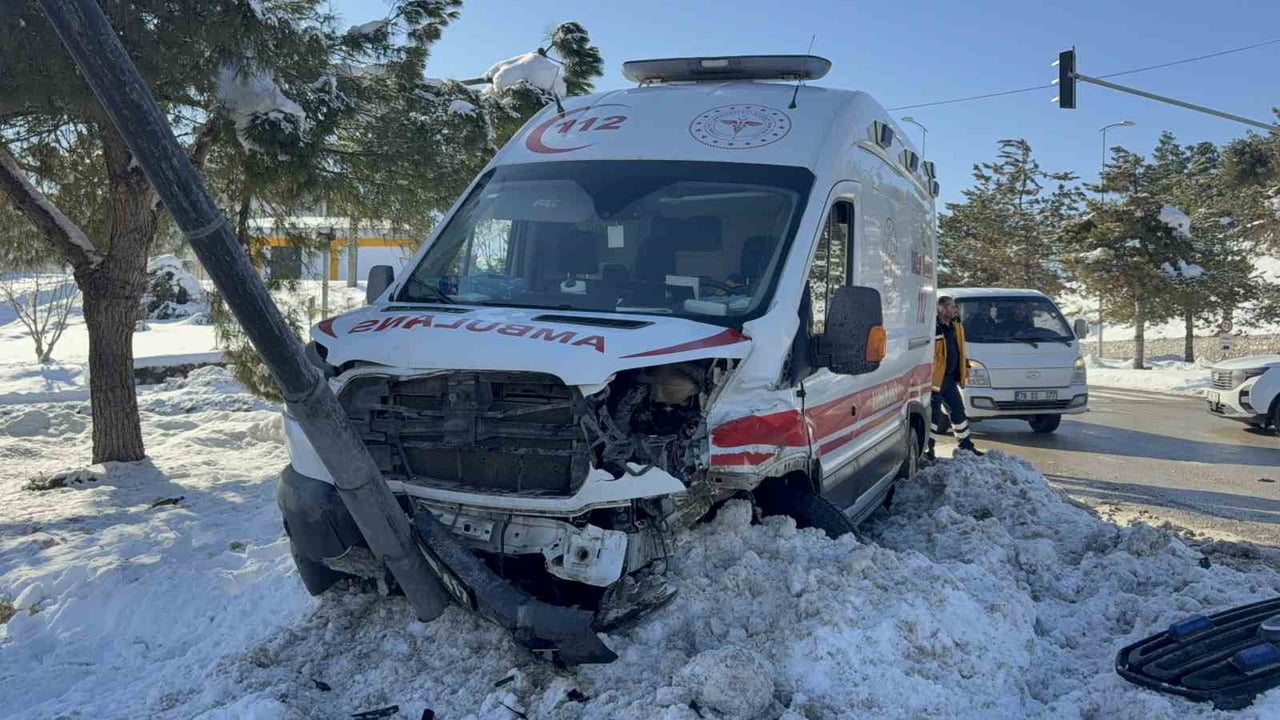 KARABÜK'TE AMBULANS İLE OTOMOBİLİN ÇARPIŞMASI SONUCU MEYDANA GELEN TRAFİK KAZASINDA 2 KİŞİ...