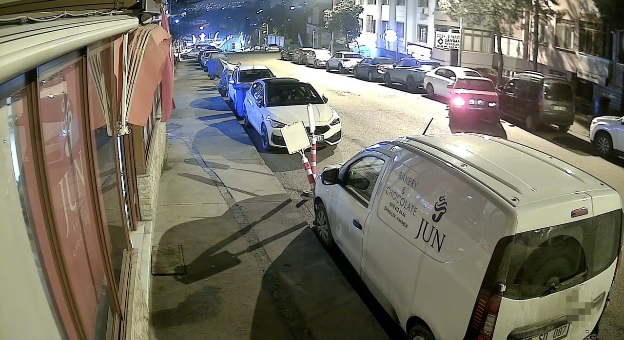 KARABÜK'TE PARK HALİNDEKİ 5 ARACA ÇARPTIKTAN SONRA OTOMOBİLİNİ BIRAKIP KAÇAN ALKOLLÜ SÜRÜCÜ POLİS...