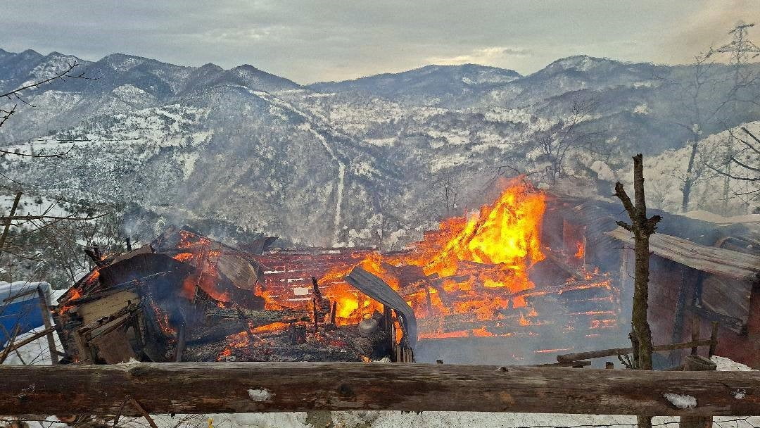 KARABÜK'ÜN YENİCE İLÇESİNDE ALEVLERE TESLİM OLAN AHŞAP EV TAMAMEN YANARAK KULLANILMAZ HALE...