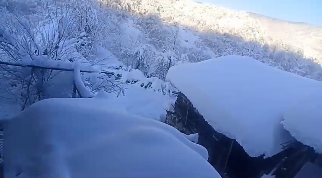 KARABÜK'ÜN YENİCE İLÇESİNDE DÜN İTİBARIYLA ETKİSİNİ ARTIRAN KAR YAĞIŞI SONRASI KÖYLERDE KAR...