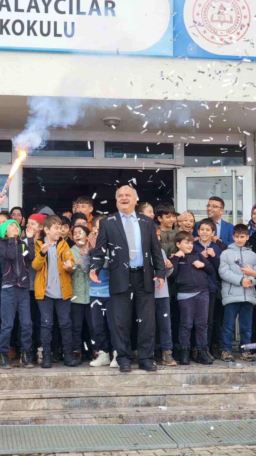 KARABÜK'ÜN YENİCE İLÇESİNDE EMEKLİYE AYRILAN EĞİTİMCİ MUZAFFER RAMAZAN ÇAYLI, GÖREV YAPTIĞI...