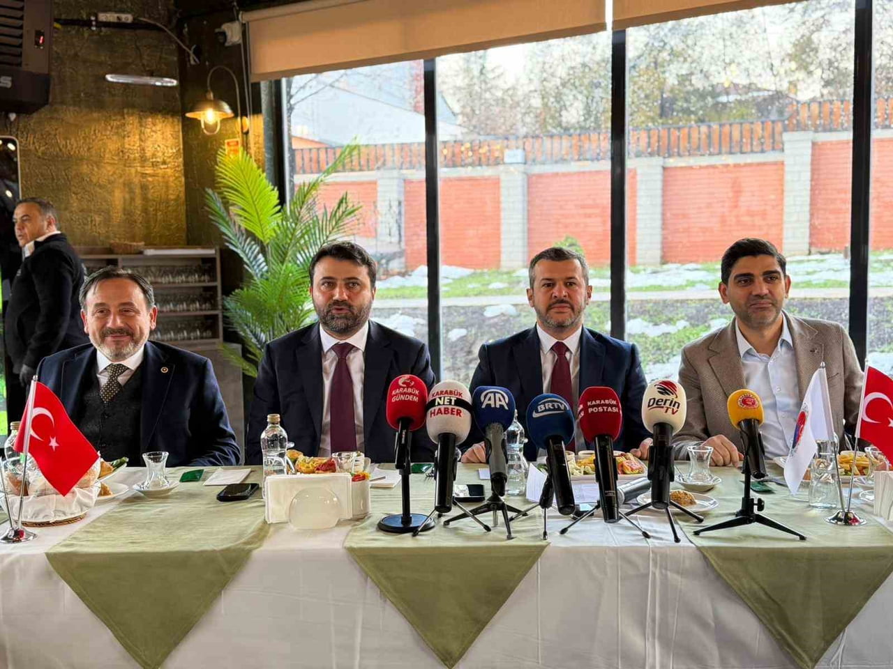 KARABÜK BELEDİYE BAŞKANI ÖZKAN ÇETİNKAYA'NIN EV SAHİPLİĞİNDE DÜZENLENEN PROGRAMDA AK PARTİ KARABÜK...