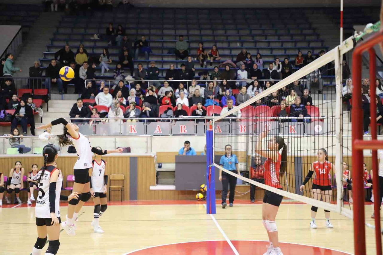 KARABÜK’TE 2025-2026 SEZONU FAALİYET PROGRAMI KAPSAMINDA DÜZENLENEN VOLEYBOL MİDİ KIZLAR İL...