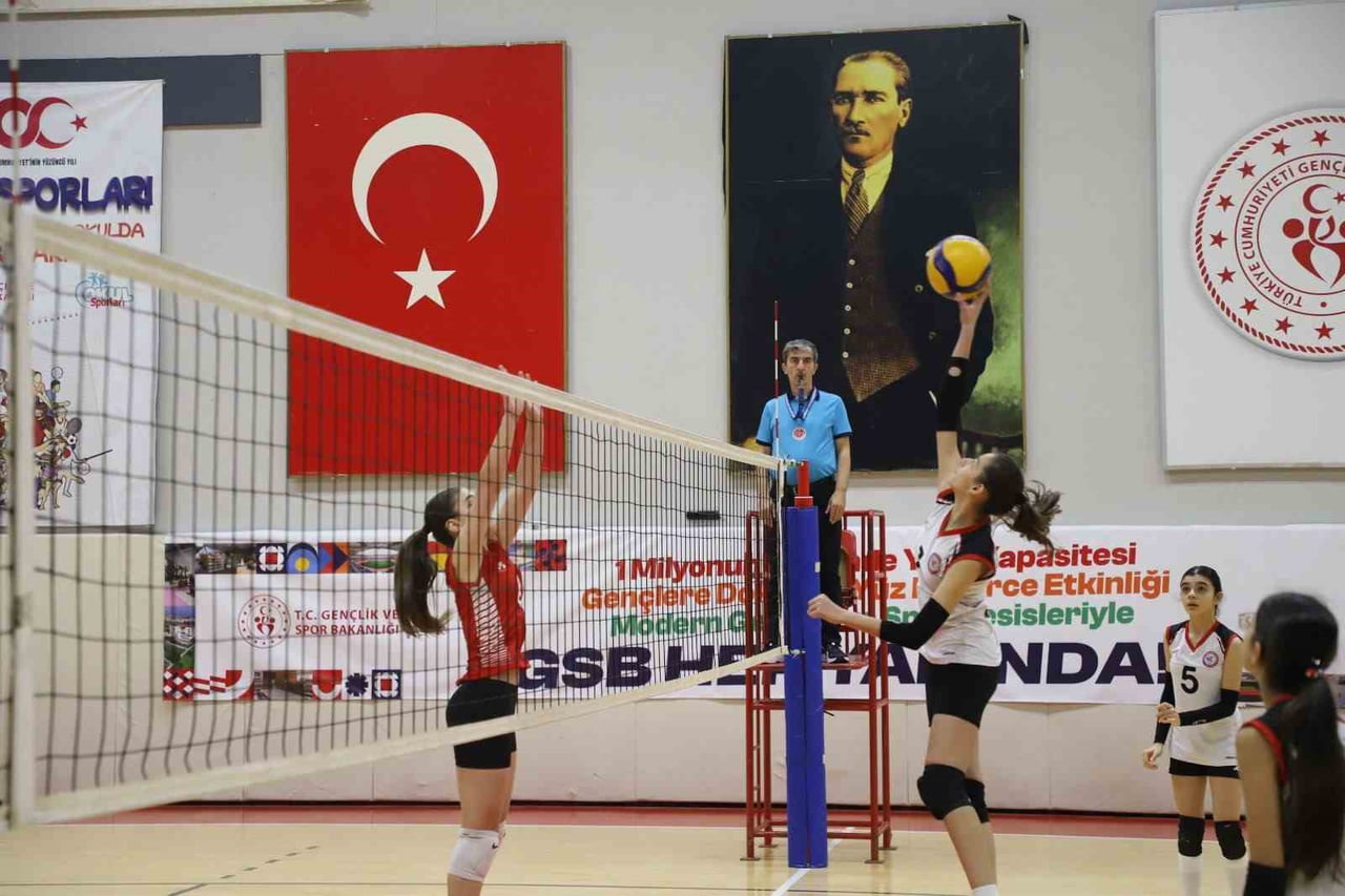 KARABÜK’TE 2025-2026 SEZONU FAALİYET PROGRAMI KAPSAMINDA DÜZENLENEN VOLEYBOL MİDİ KIZLAR İL...
