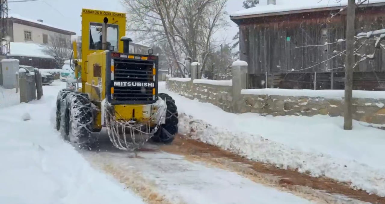 KARABÜK’TE ETKİLİ OLAN YOĞUN KAR YAĞIŞI NEDENİYLE İL GENELİNDE ULAŞIMA KAPANAN KÖY YOLU...