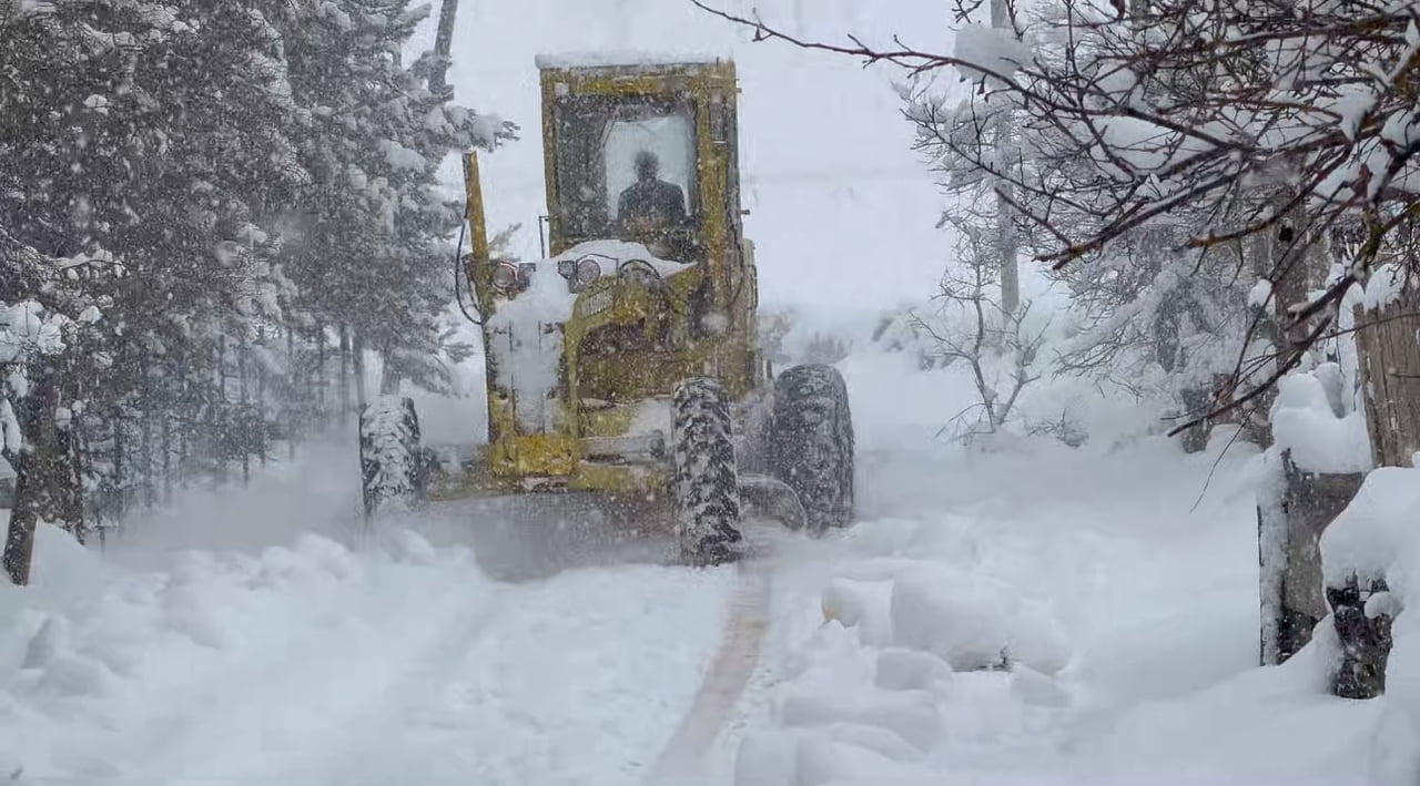 KARABÜK’TE ETKİLİ OLAN YOĞUN KAR YAĞIŞI NEDENİYLE İL GENELİNDE ULAŞIMA KAPANAN KÖY YOLU...