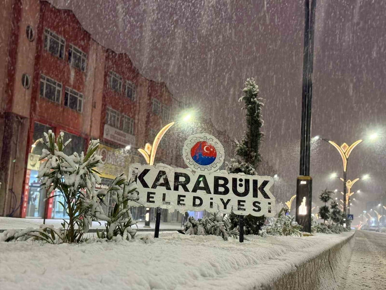 KARABÜK’TE ETKİLİ OLAN YOĞUN KAR YAĞIŞI VE OLUMSUZ HAVA KOŞULLARINA RAĞMEN KARABÜK BELEDİYESİ...