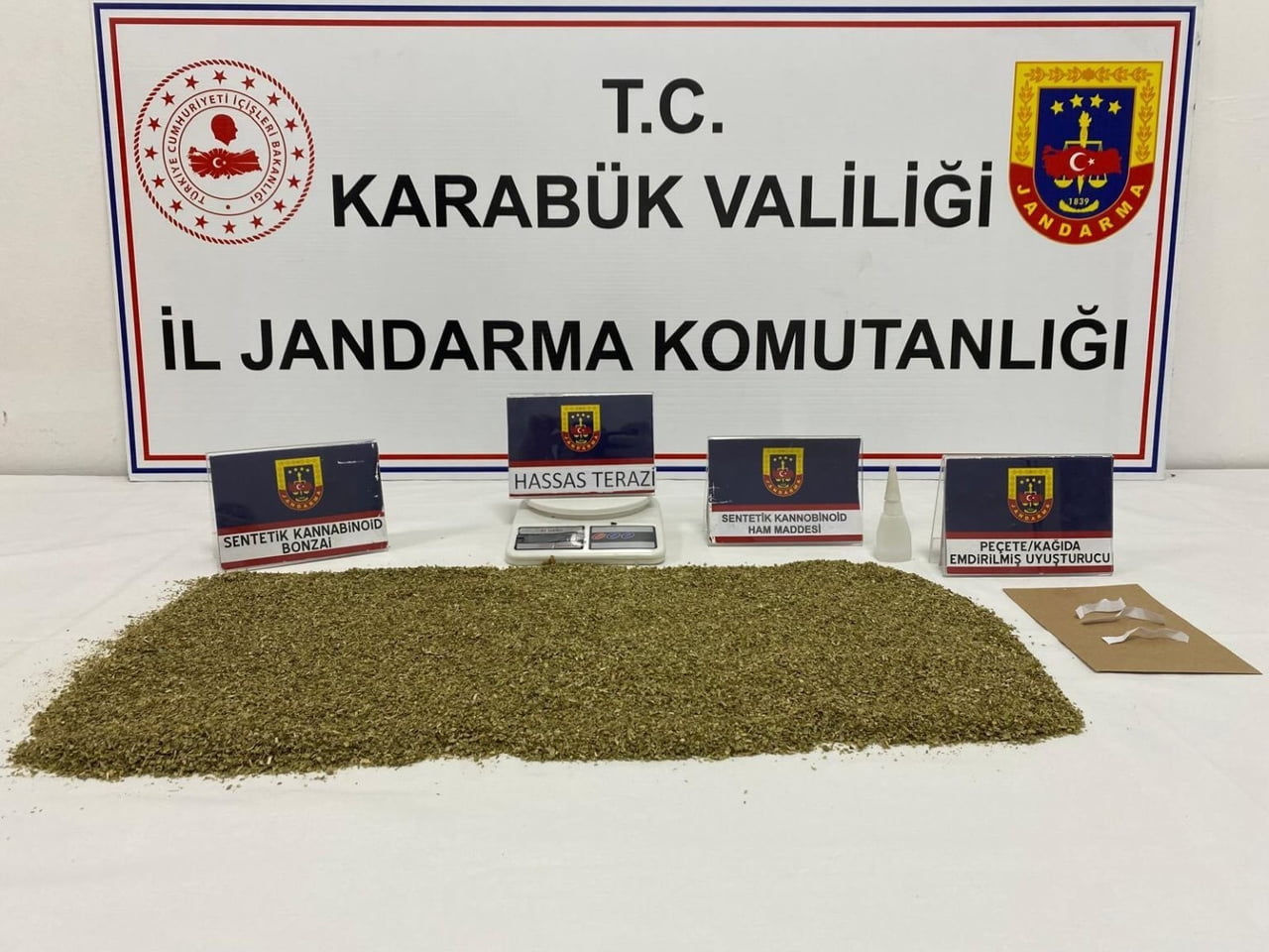 KARABÜK’TE JANDARMA EKİPLERİNCE DÜZENLENEN UYUŞTURUCU OPERASYONLARINDA 5 KİŞİ GÖZALTINA...