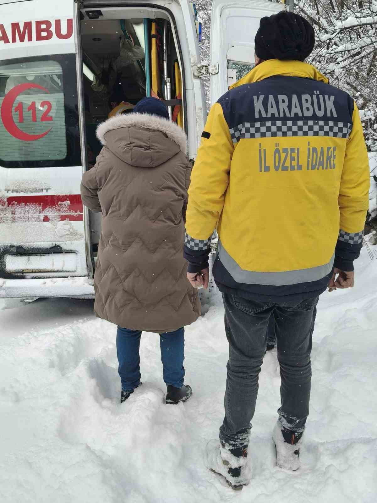 KARABÜK’TE KAR YAĞIŞININ ARDINDAN İL ÖZEL İDARESİ EKİPLERİ, KAPANAN KÖY YOLLARINI AÇARAK AMBULANS...