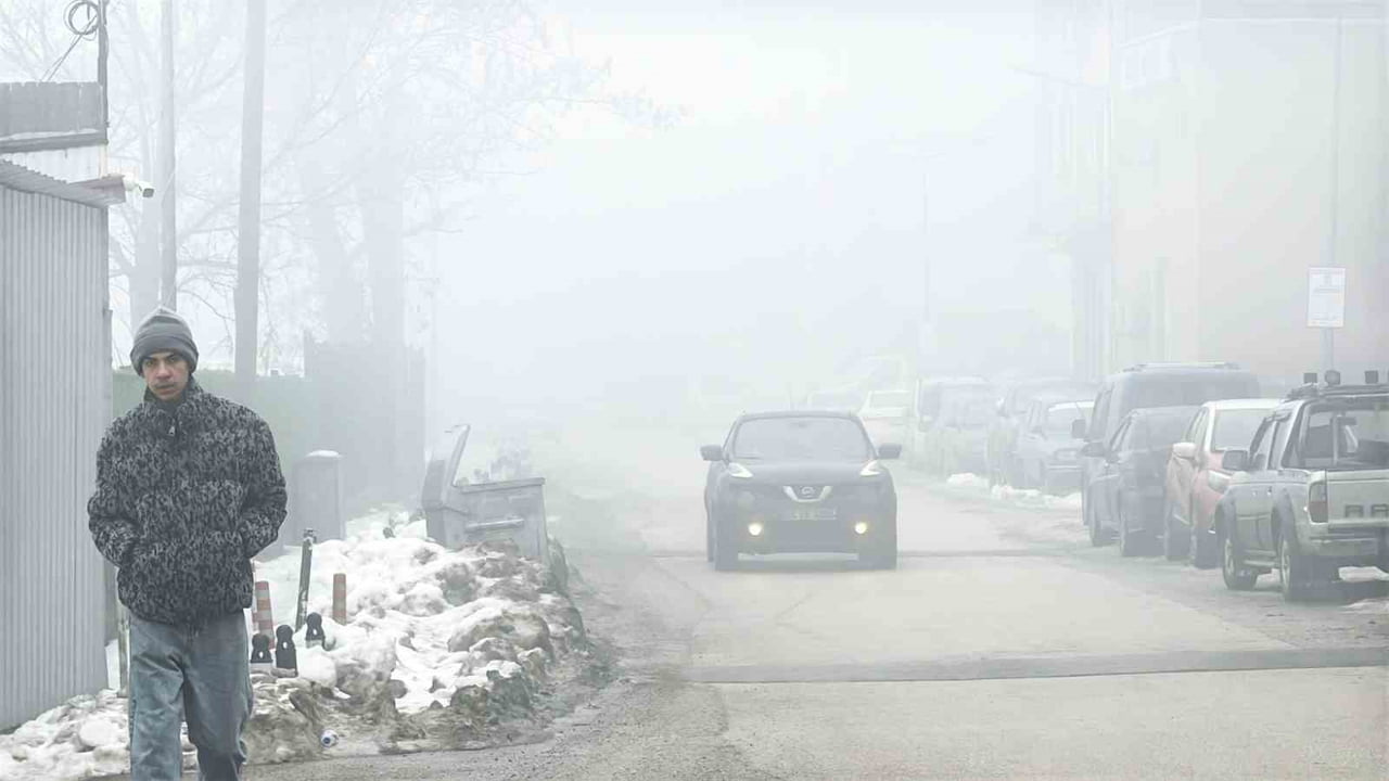 KARABÜK’TE SOĞUK HAVAYLA BİRLİKTE ETKİLİ OLAN YOĞUN SİS, KENT GENELİNDE GÖRÜŞ MESAFESİNİ...