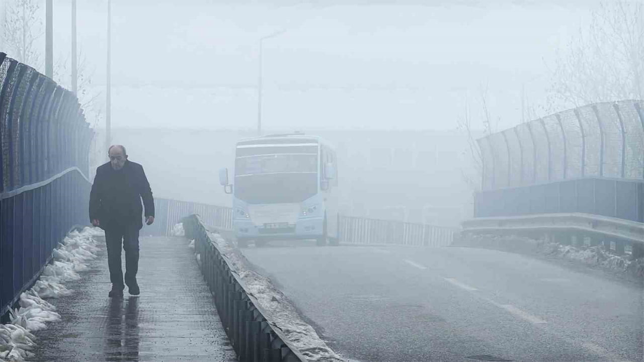 KARABÜK’TE SOĞUK HAVAYLA BİRLİKTE ETKİLİ OLAN YOĞUN SİS, KENT GENELİNDE GÖRÜŞ MESAFESİNİ...
