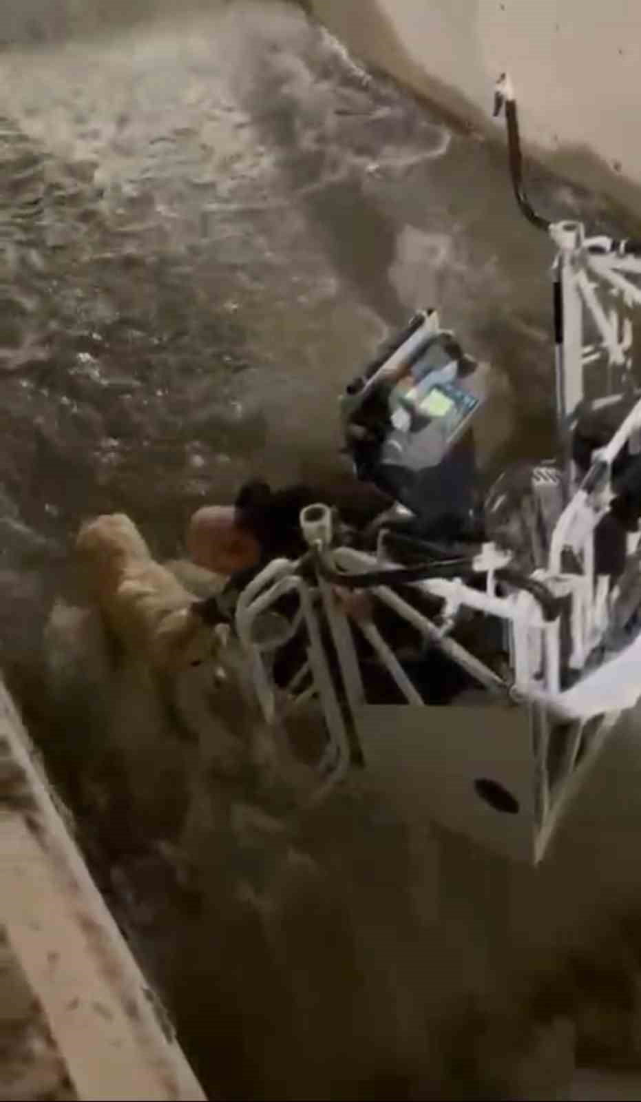 KARABÜK’TE SU KANALINA DÜŞEREK MAHSUR KALAN BİR KÖPEK, İTFAİYE EKİPLERİNİN MÜDAHALESİYLE...