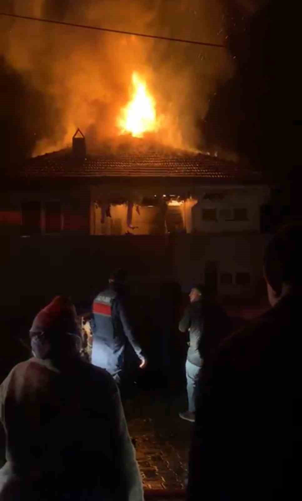 KARABÜK’ÜN YENİCE İLÇESİNDE İKİ KATLI EVDE ÇIKAN YANGIN İTFAİYE EKİPLERİNCE...