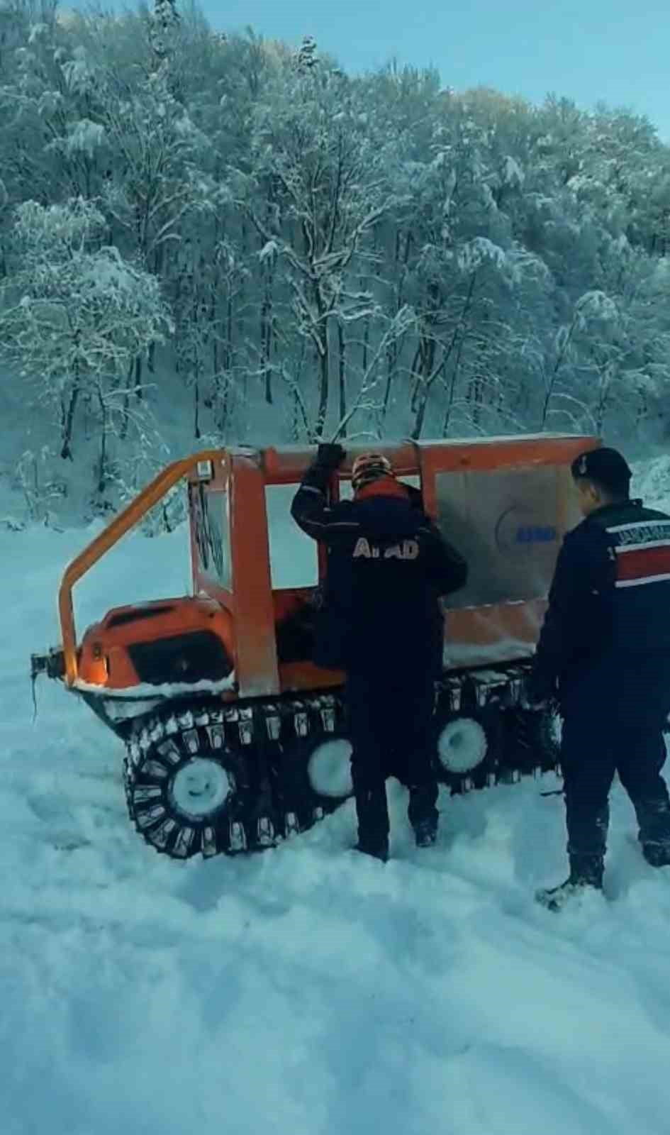 KARABÜK’ÜN YENİCE İLÇESİNDE KEMOTERAPİ TEDAVİSİ GÖREN BİR KİŞİ, YOĞUN KAR YAĞIŞI VE OLUMSUZ HAVA...