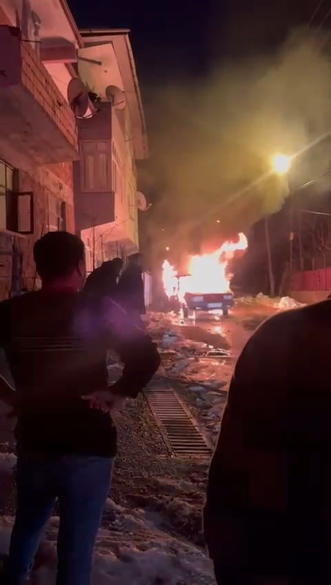 KARABÜK’ÜN YENİCE İLÇESİNDE PARK HALİNDEKİ OTOMOBİL ALEVLERE TESLİM OLURKEN, YANGIN İTFAİYE...