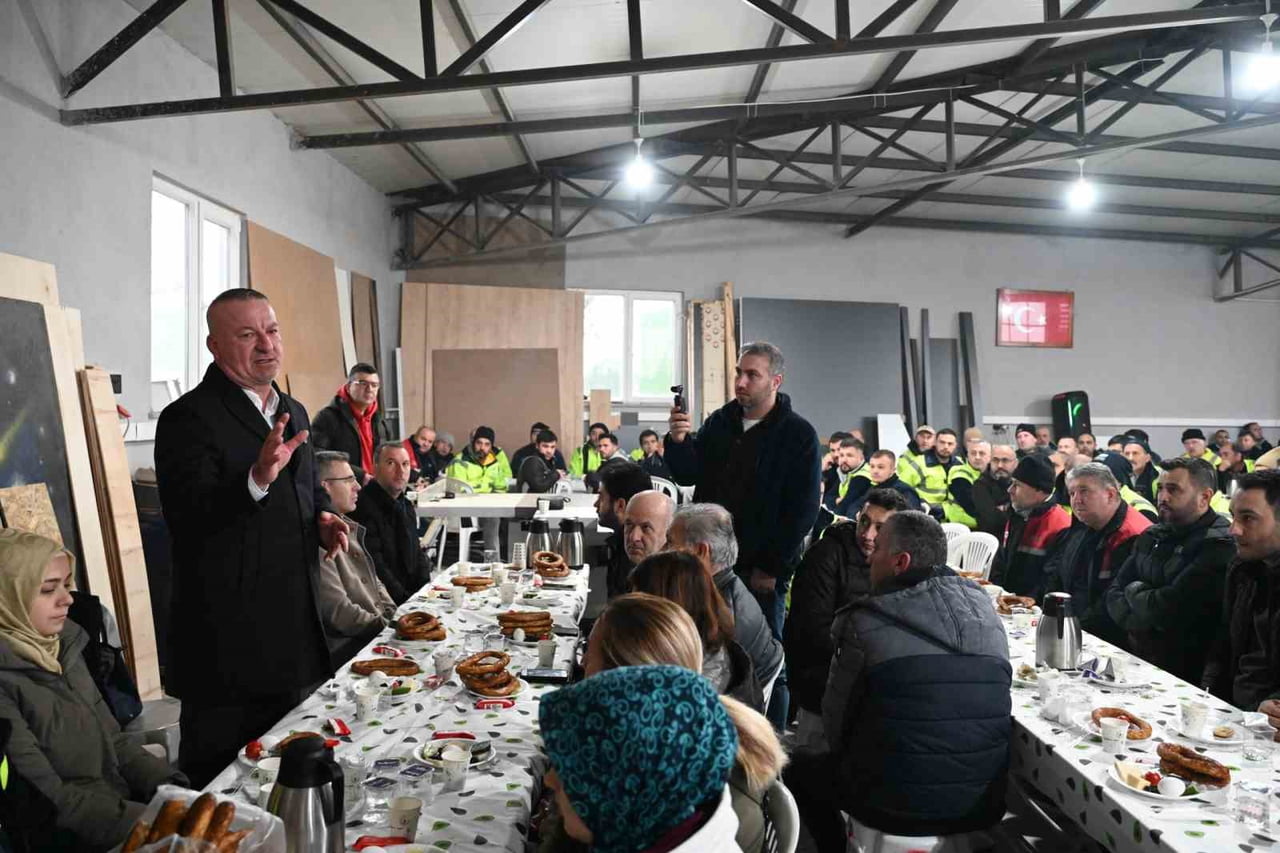 KARACABEY BELEDİYE BAŞKANI FATİH KARABATI, İLÇENİN DÖRT BİR YANINDA FEDAKÂRCA GÖREV YAPAN SAHA...