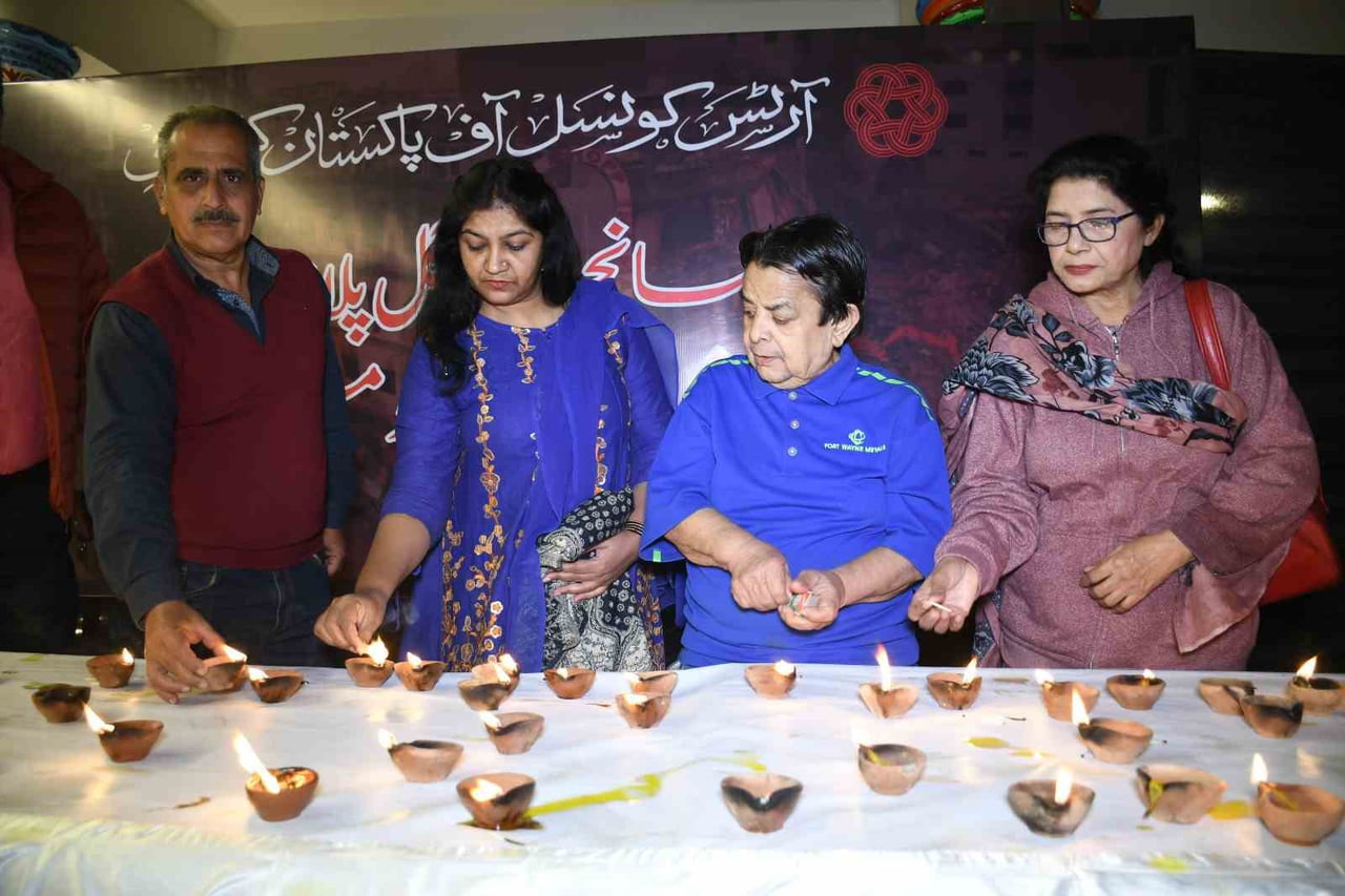 KARAÇİ (İHA) - PAKİSTANLI YETKİLİLER, KARAÇİ KENTİNDEKİ GUL PLAZA ALIŞVERİŞ MERKEZİ'NDE (AVM) 17...