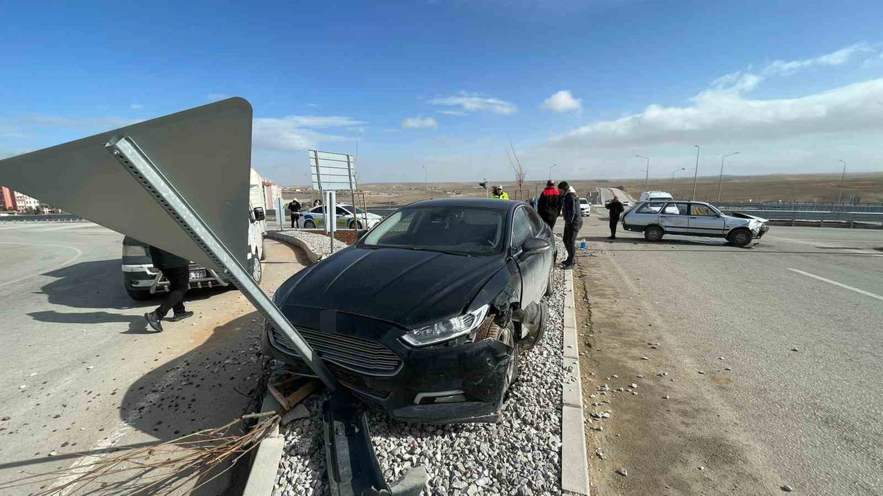 KARAMAN'DA TERS YÖNE GİREN OTOMOBİL BAŞKA BİR OTOMOBİLLE ÇARPIŞTI. KAZADA YARALANAN OLMAZKEN...