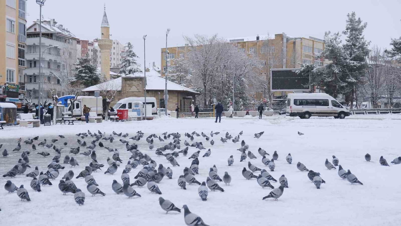 KARAMAN’DA ETKİLİ OLAN KAR YAĞIŞI VATANDAŞLARI SEVİNDİRİRKEN, KENT GENELİNDE KARTPOSTALLIK...