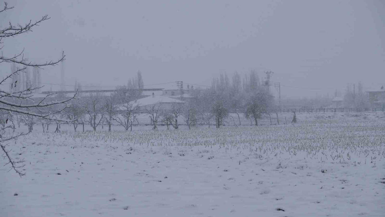 KARAMAN’DA ETKİLİ OLAN KAR YAĞIŞI VATANDAŞLARI SEVİNDİRİRKEN, KENT GENELİNDE KARTPOSTALLIK...