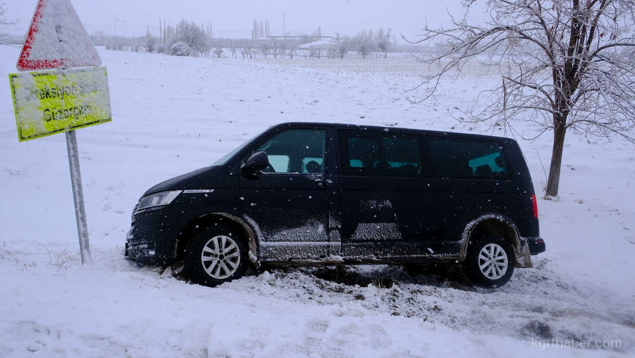 KARAMAN’DA KARLI KAPLI YOLDA SÜRÜCÜSÜNÜN DİREKSİYON HAKİMİYETİNİ KAYBETTİĞİ MİNİBÜS ŞARAMPOLE...