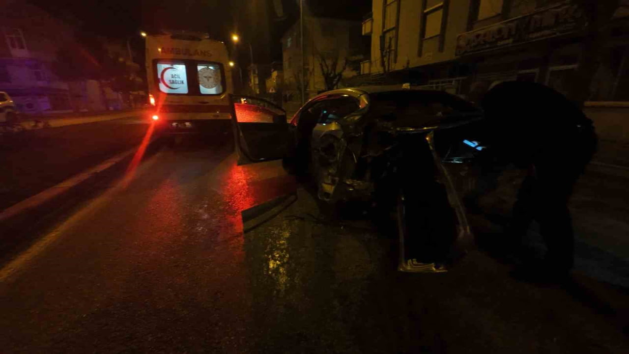 KARAMAN’DA KONTROLDEN ÇIKAN BİR OTOMOBİLİN DEFALARCA DÖNEREK SAVRULDUĞU KAZADA 2 KİŞİ...