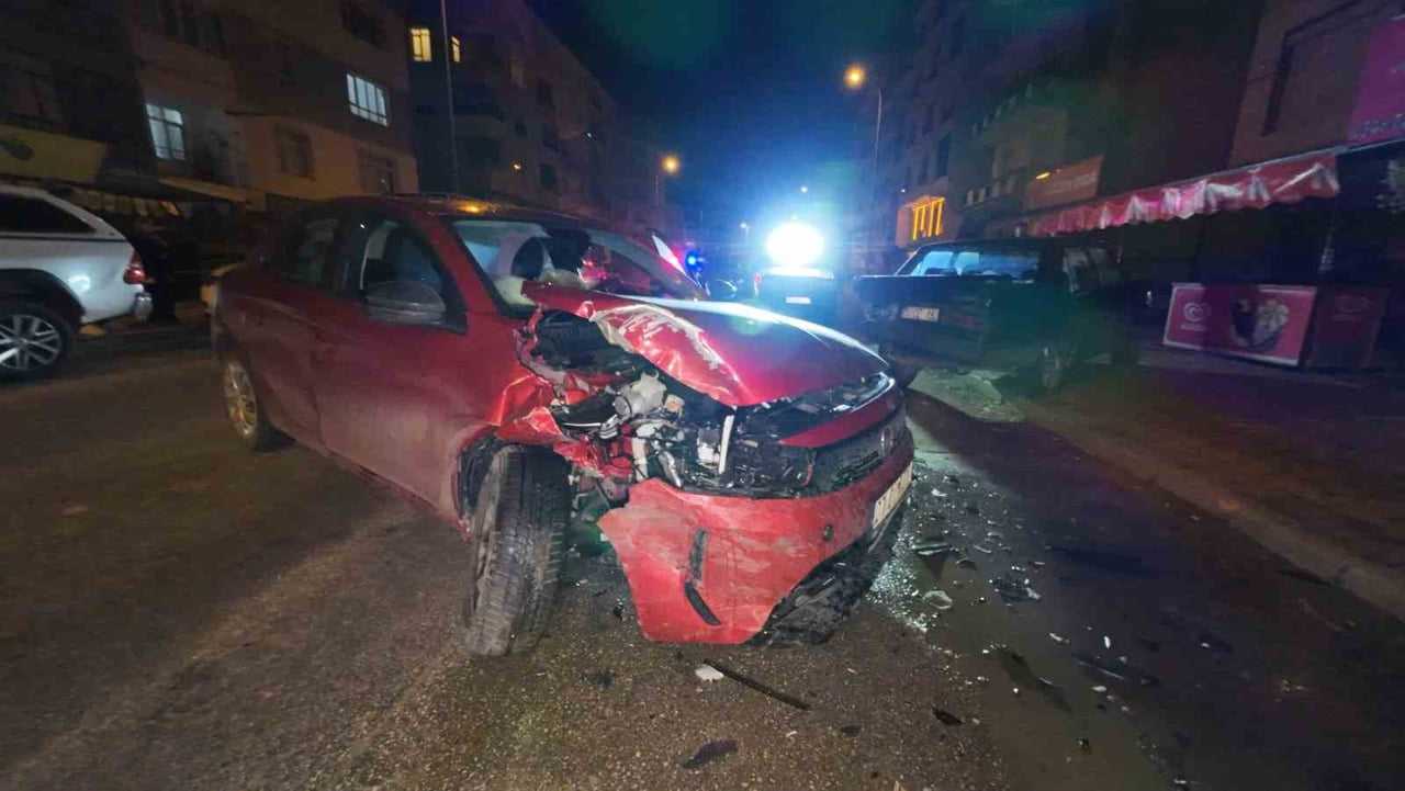 KARAMAN’DA KONTROLDEN ÇIKAN OTOMOBİLİN PARK HALİNDEKİ BAŞKA BİR OTOMOBİLE ARKADAN ÇARPMASI SONUCU...