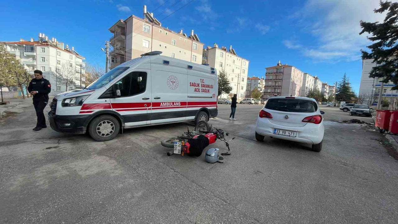 KARAMAN’DA OTOMOBİL İLE ÇARPIŞAN MOTOSİKLET SÜRÜCÜSÜ KAZAYI YARA ALMADAN ATLATTI.