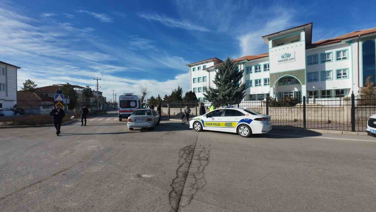 KARAMAN’DA OTOMOBİL İLE CİPİN KAVŞAKTA ÇARPIŞMASI SONUCU MEYDANA GELEN TRAFİK KAZASINDA 3 KİŞİ...