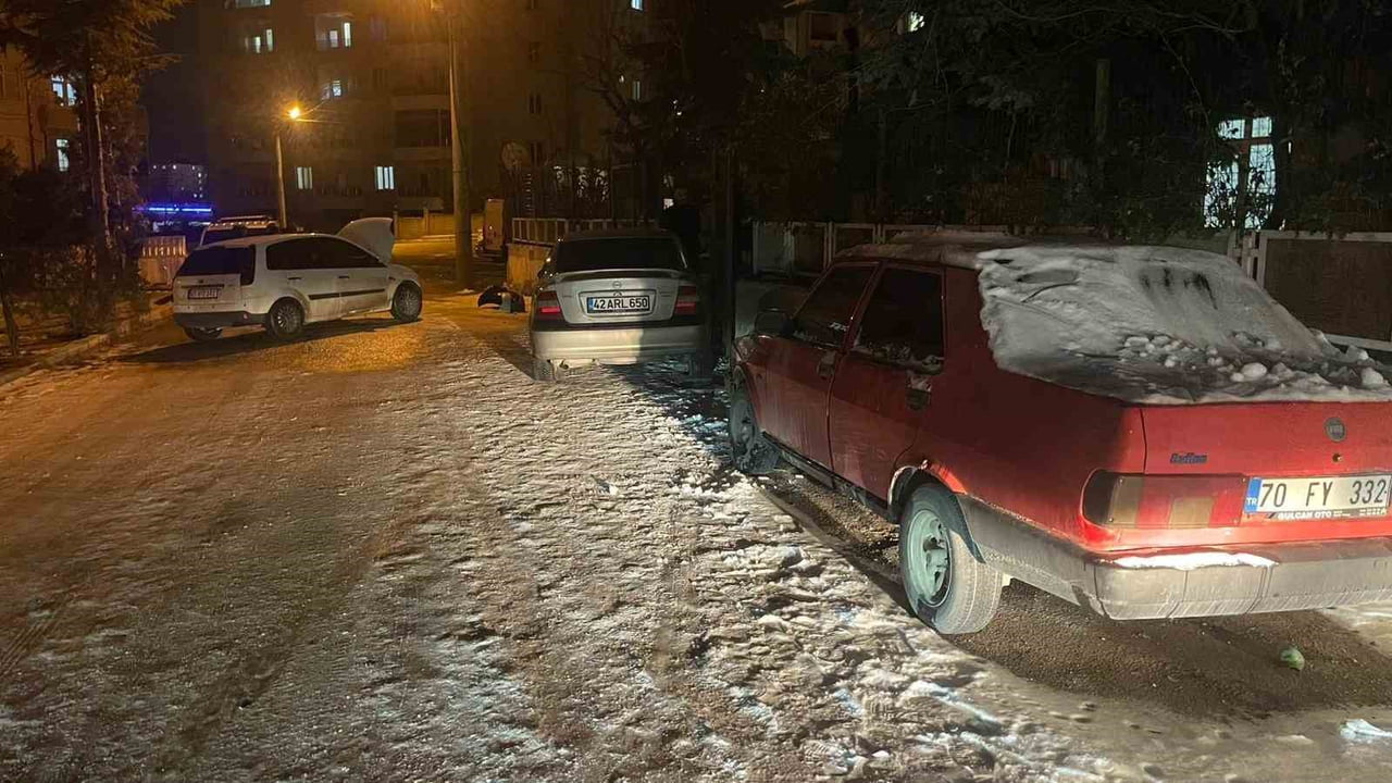 KARAMAN’DA PARK HALİNDEKİ ARAÇLARA ÇARPAN OTOMOBİLİN SÜRÜCÜSÜ ARACINI BIRAKIP KAZA YERİNİ TERK...