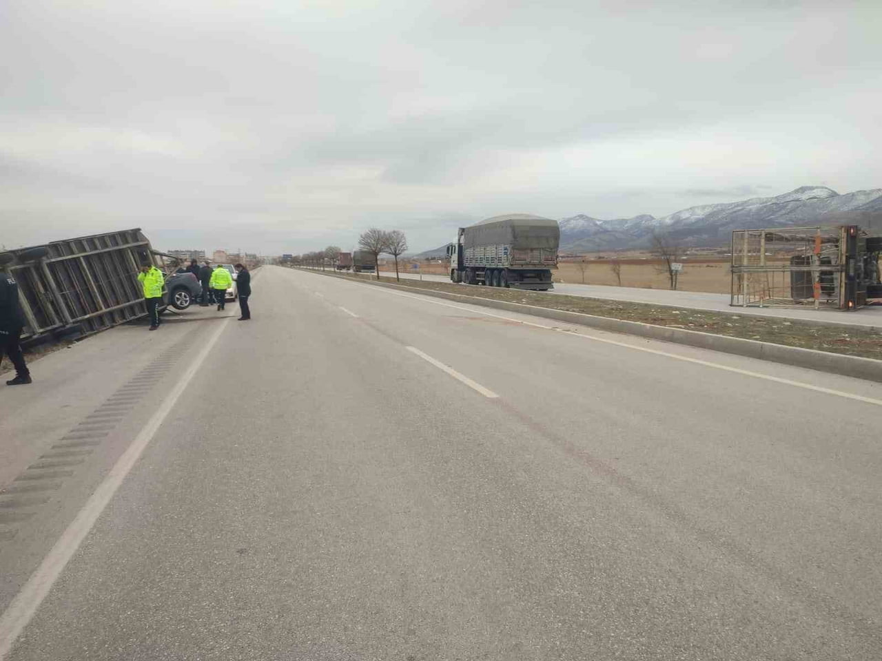KARAMAN’DA YAŞANAN FIRTINA NEDENİYLE 3 ARAÇ YOLDAN ÇIKARAK DEVRİLİRKEN, 1 KİŞİ YARALANDI.