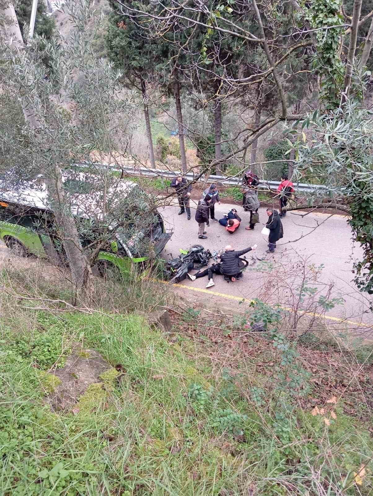KARAMÜRSEL İLÇESİNDE MİNİBÜS İLE MOTOSİKLETİN ÇARPIŞMASI SONUCU MEYDANA GELEN TRAFİK KAZASINDA...