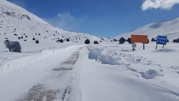 KARAYOLLARI EKİPLERİN UZUN VE ZORLU ÇALIŞMALARI SONRASINDA KAR NEDENİYLE KAPANAN...