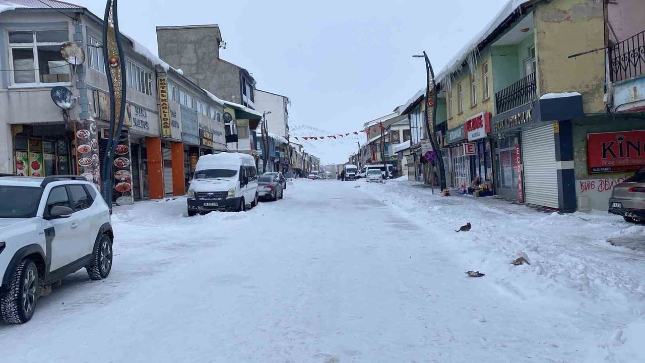 KARLIOVA'DA KAR KALINLIĞI 1,5 METREYİ BULURKEN, DONDURUCU SOĞUKLAR NEDENİYLE GÜNDÜZ EKSİ 10, GECE...