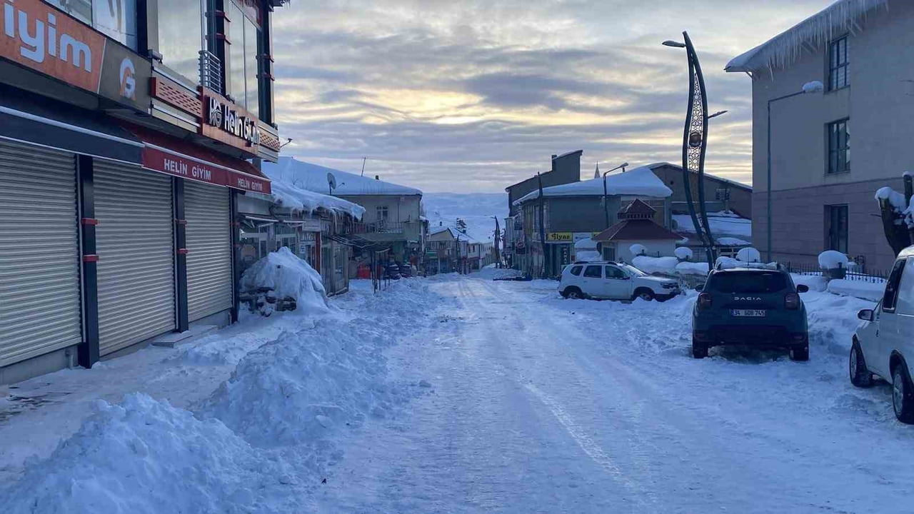 KARLIOVA'DA KAR KALINLIĞI 1,5 METREYİ BULURKEN, DONDURUCU SOĞUKLAR NEDENİYLE GÜNDÜZ EKSİ 10, GECE...