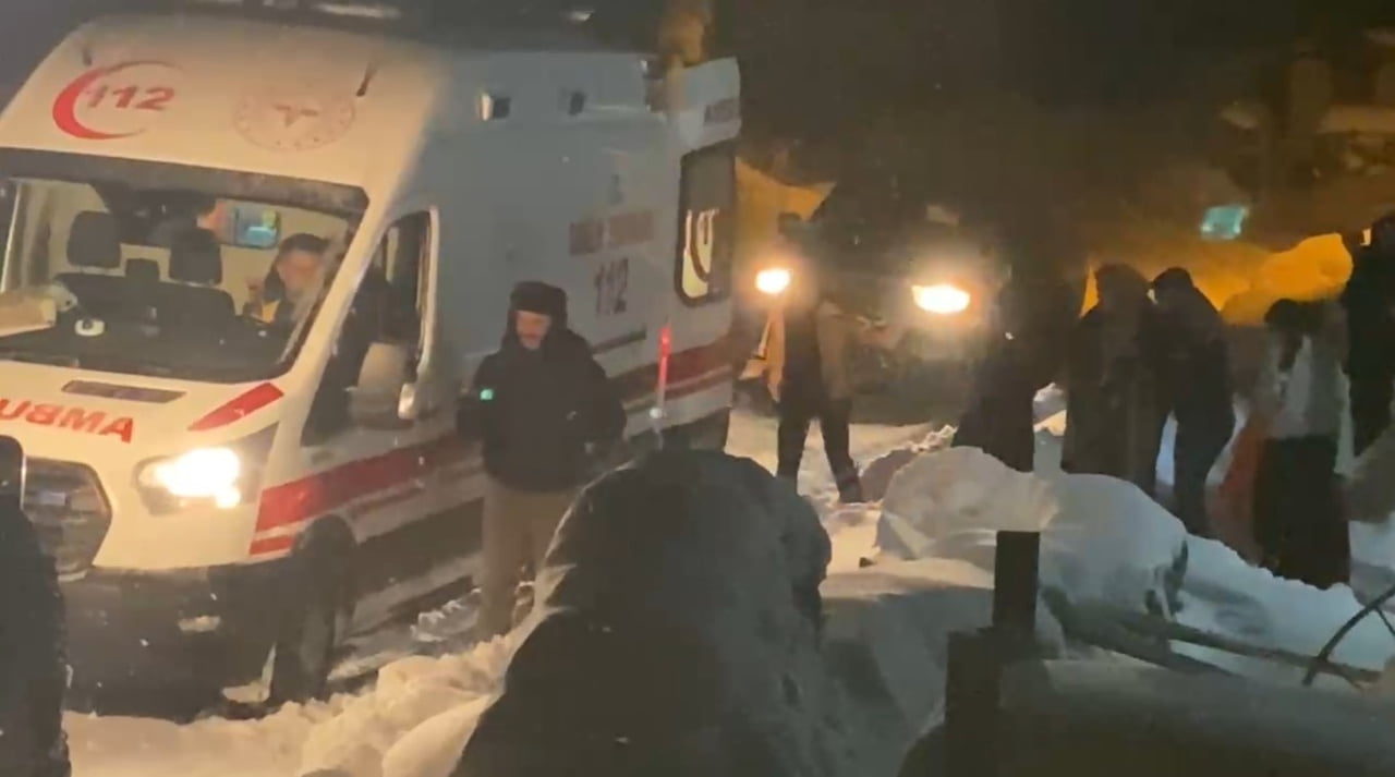 KARS'IN SELİM İLÇESİNDE YOĞUN KAR YAĞIŞI VE TİPİ HAYATI OLUMSUZ ETKİLEMEYE DEVAM EDERKEN, EKİPLER...