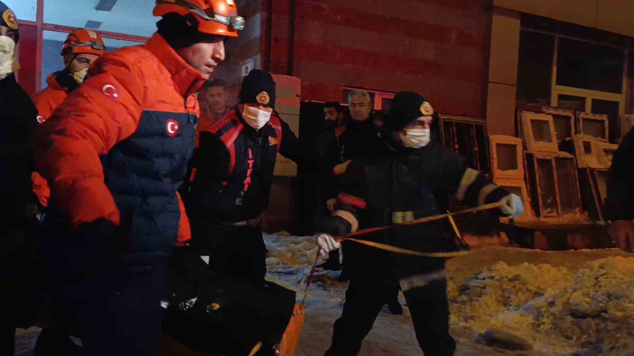 KARS'TA ASANSÖR BOŞLUĞUNA DÜŞEN GENÇ HAYATINI KAYBETTİ(KARS-İHA)