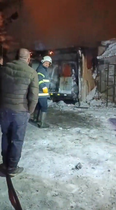 KARS'TA BİR KİŞİNİN SOĞUKTAN KORUMAK İÇİN ALTINDA ATEŞ YAKTIĞI ARACI ALEV TOPUNA DÖNDÜ.