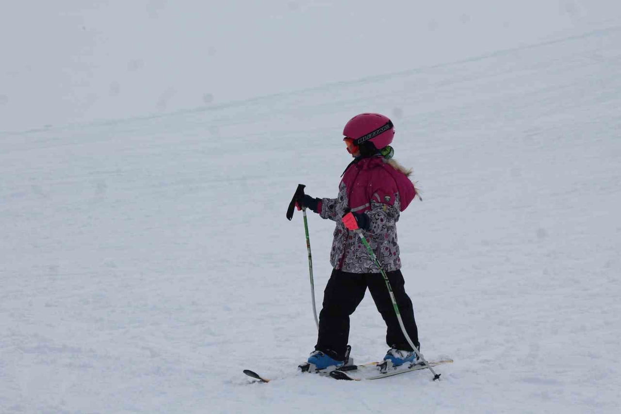 KARS'TA ÇOCUKLAR HAYATA GEÇİRİLEN PROJEYLE KIŞ SPORLARINA ADIM ATARAK HEM EĞLENCELİ VAKİT...
