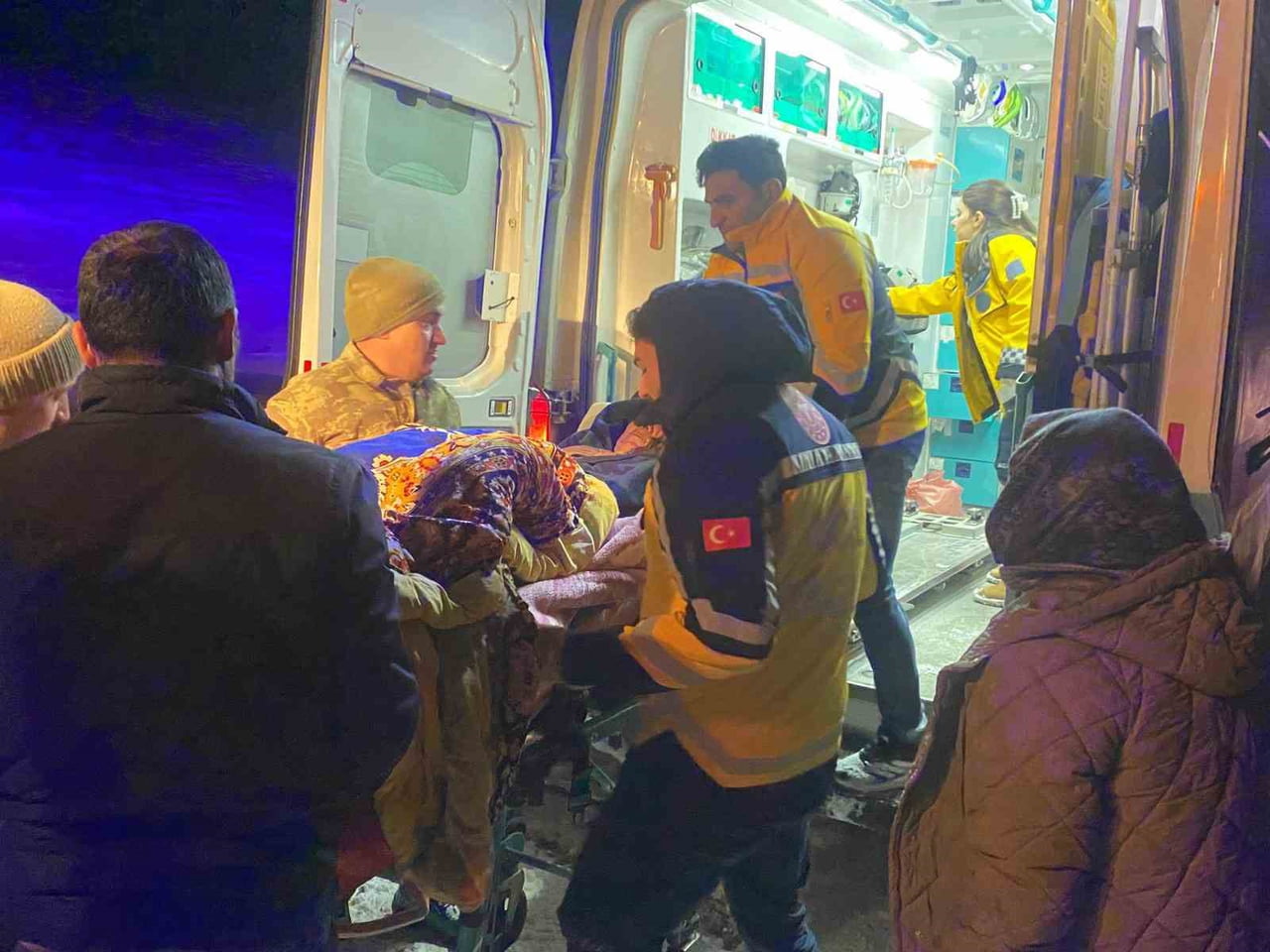 KARS'TA EKSİ 30 DERECE SOĞUKTA SINIRI BEKLEYEN MEHMETÇİK, KÖYDE MAHSUR KALAN YAŞLI HASTA KADINI...