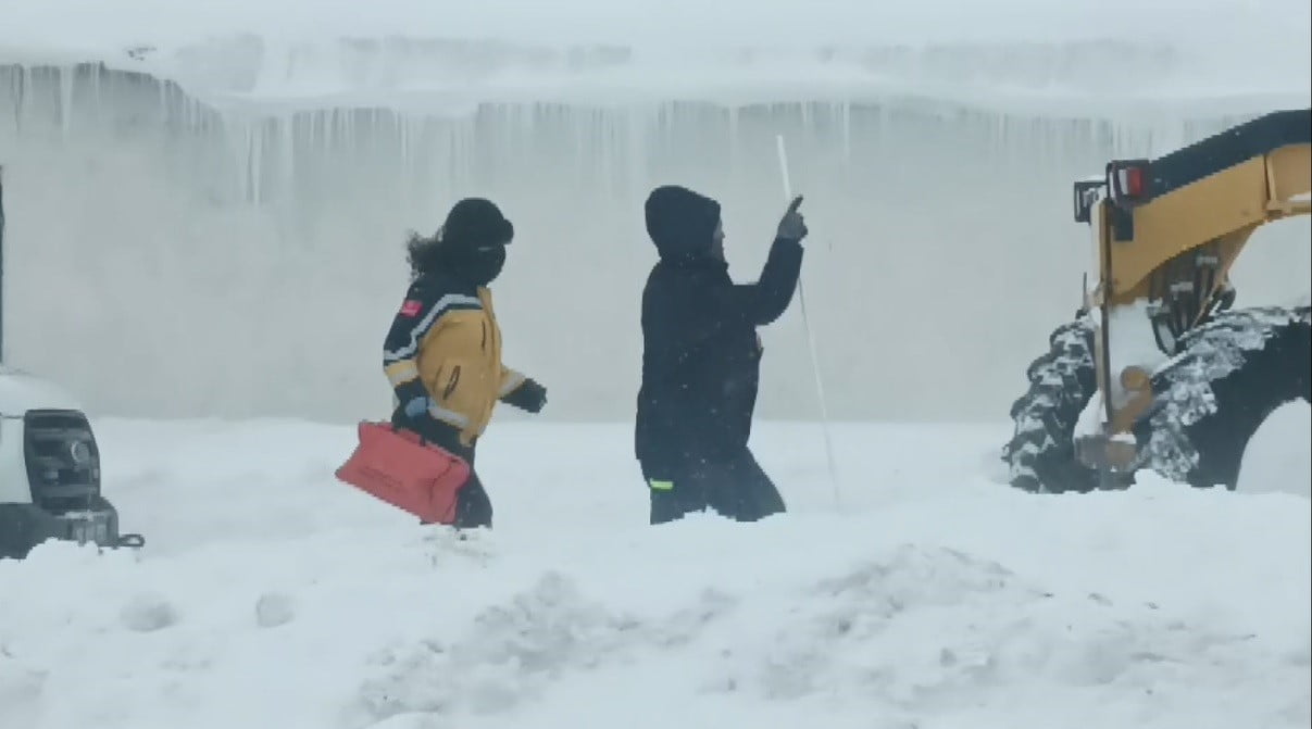 KARS'TA ETKİLİ OLAN ŞİDDETLİ TİPİ VE YER YER 2 METREYİ BULAN KAR KALINLIĞI HAYATI DURMA NOKTASINA...