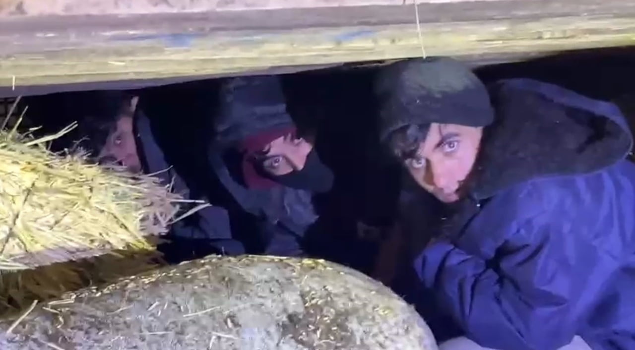 KARS'TA SAMAN YÜKLÜ KAMYONETİN KASASINA GİZLENMİŞ 3 AFGANİSTAN UYRUKLU DÜZENSİZ GÖÇMEN YAKALANDI....