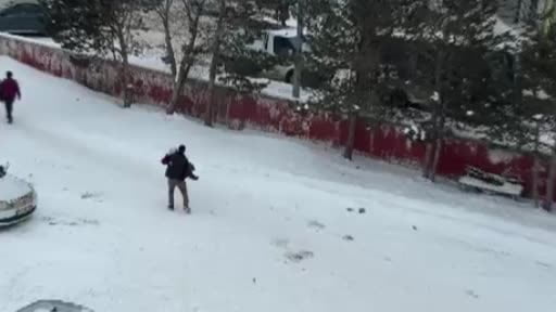 Kars'ta vefa dolu anlar kamerada: Annesini kucağında taşıdı