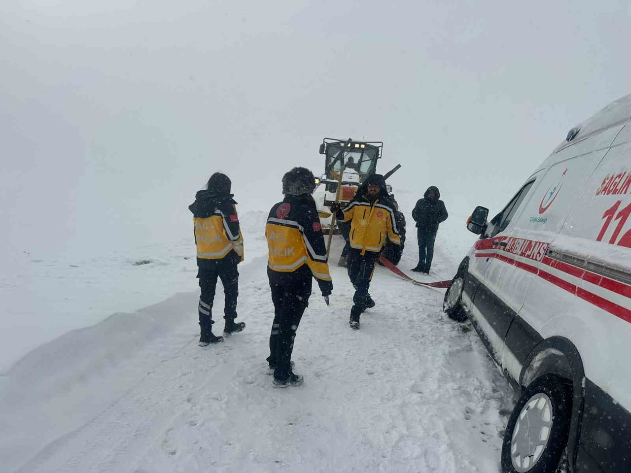 KARS'TA YOĞUN KAR YAĞIŞI VE TİPİ NEDENİYLE KÖY YOLLARINDA MAHSUR KALAN AMBULANSLAR, İL ÖZEL...